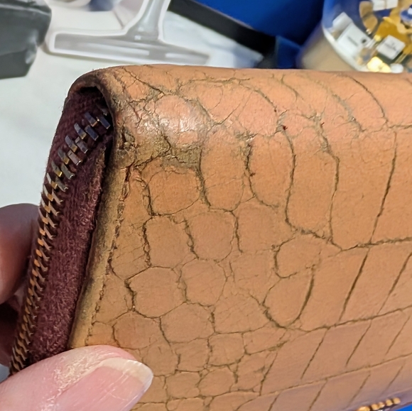 MiuMiu Croc Embossed Leather Wallet In Tan. The Interior Leather Is Terra Cotta - Picture 9 of 17